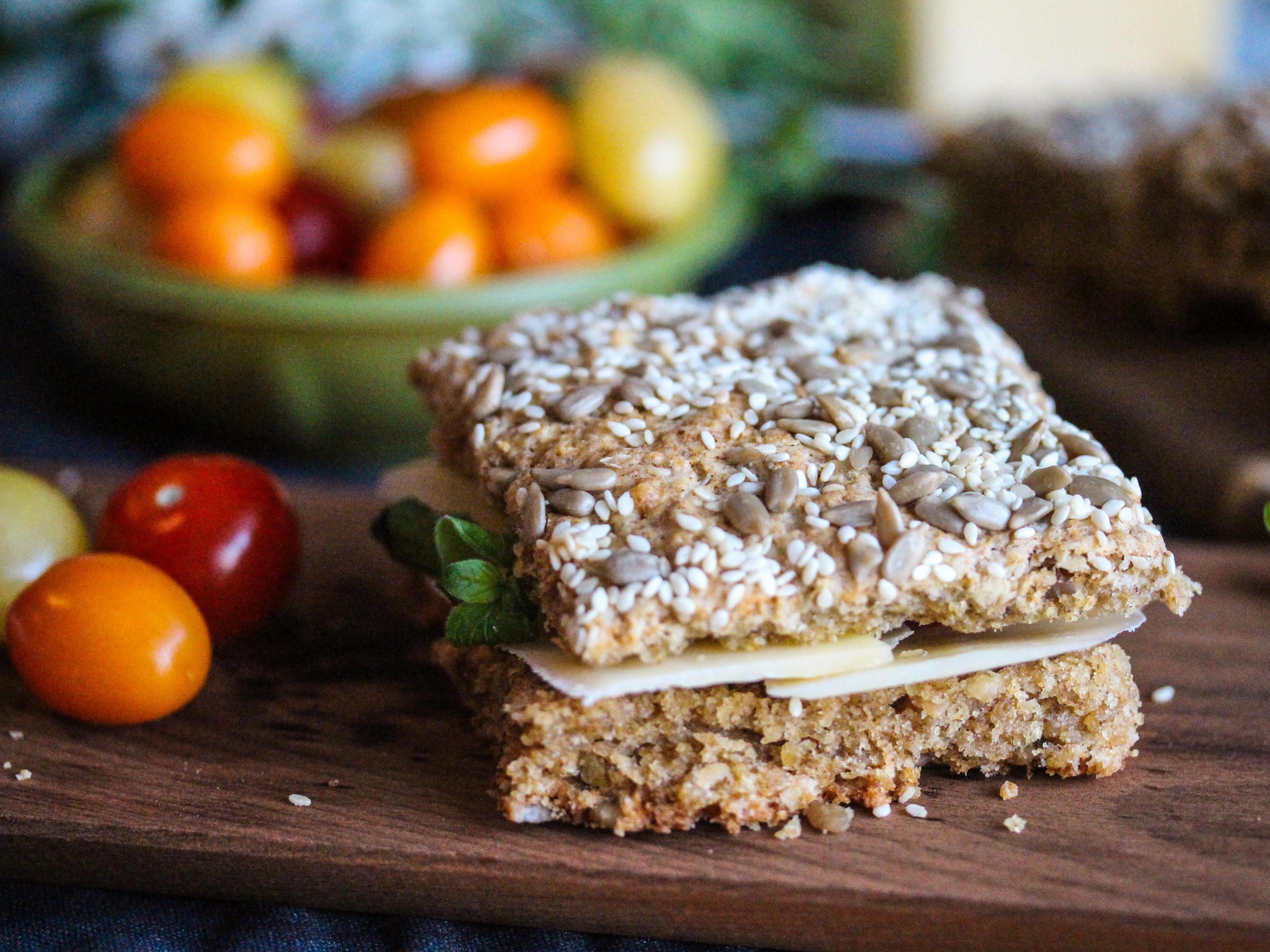 Grove scones laget i langpanne og servert med gulost