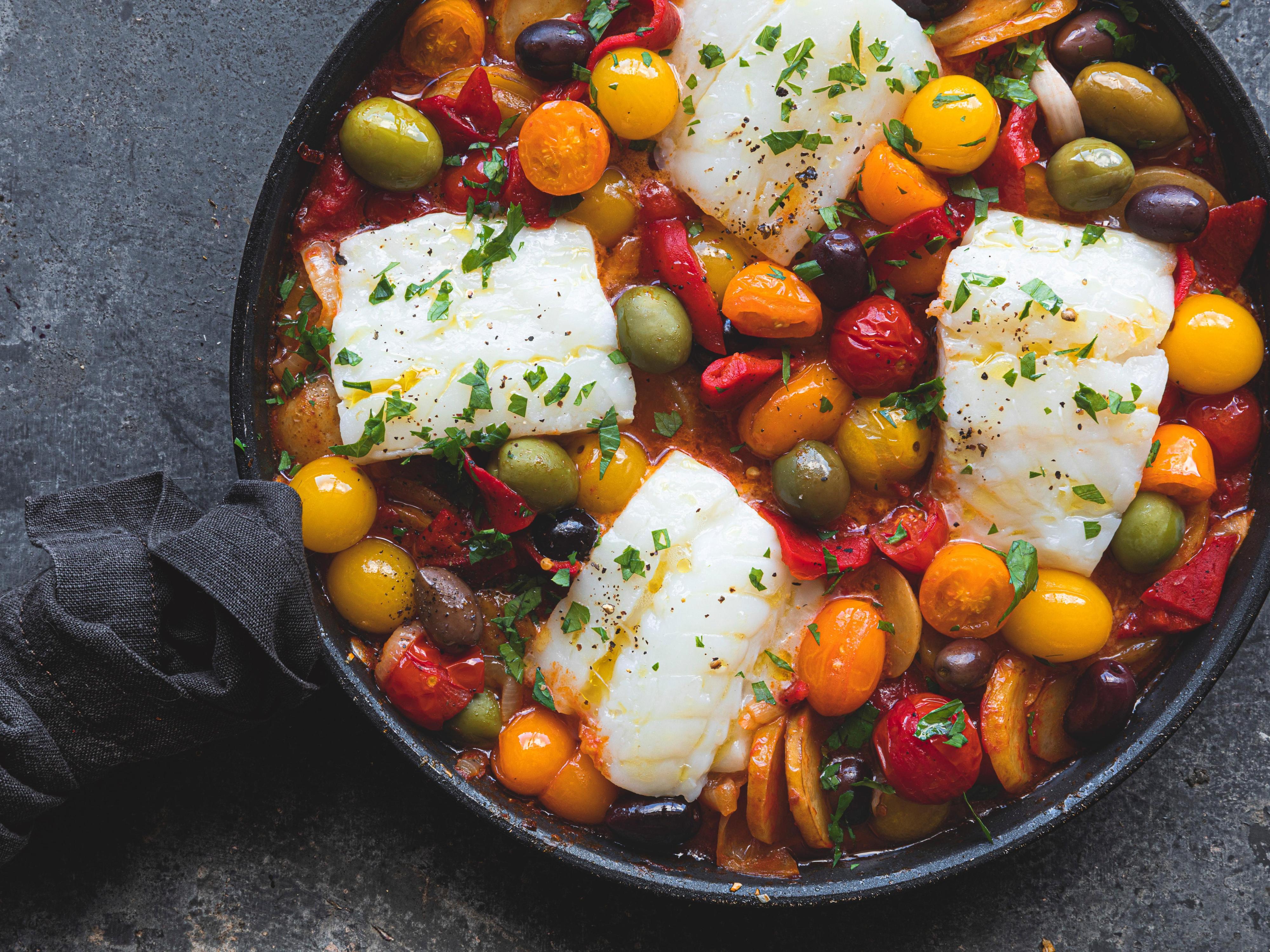 Alt i en panne: Lettsaltet torsk med poteter, tomat og oliven
