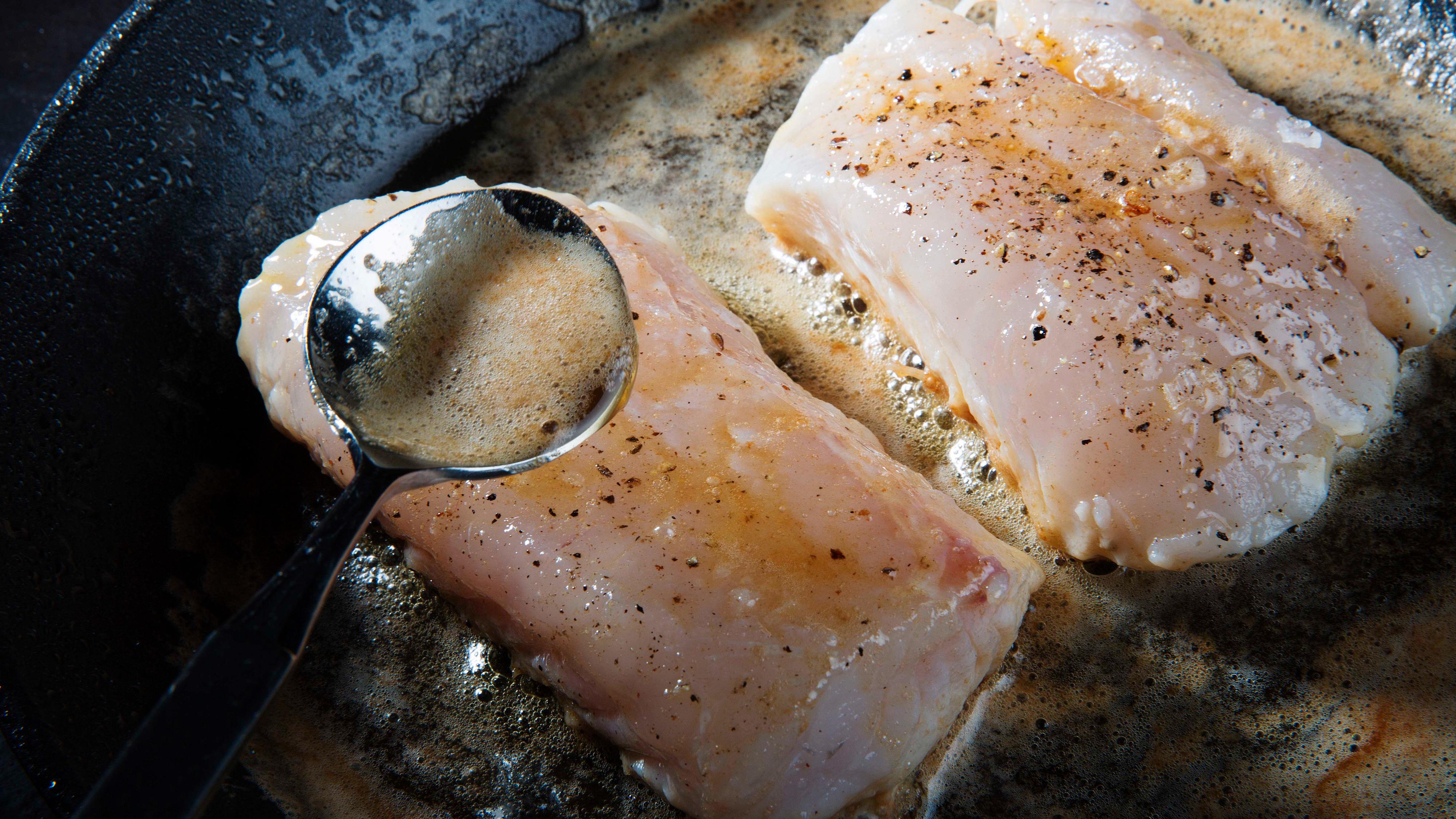 Varm smør i pannen, legg i fiskestykkene med skinnsiden ned. Dryss over nykvernet pepper og øs stykkene jevnlig med stekesmøret. Demp varmen og la stykkene steke ferdig til de flaker seg. Server skreifiletene med potetbrandaden, rødløk, stekesmør og rikelig med persille.
