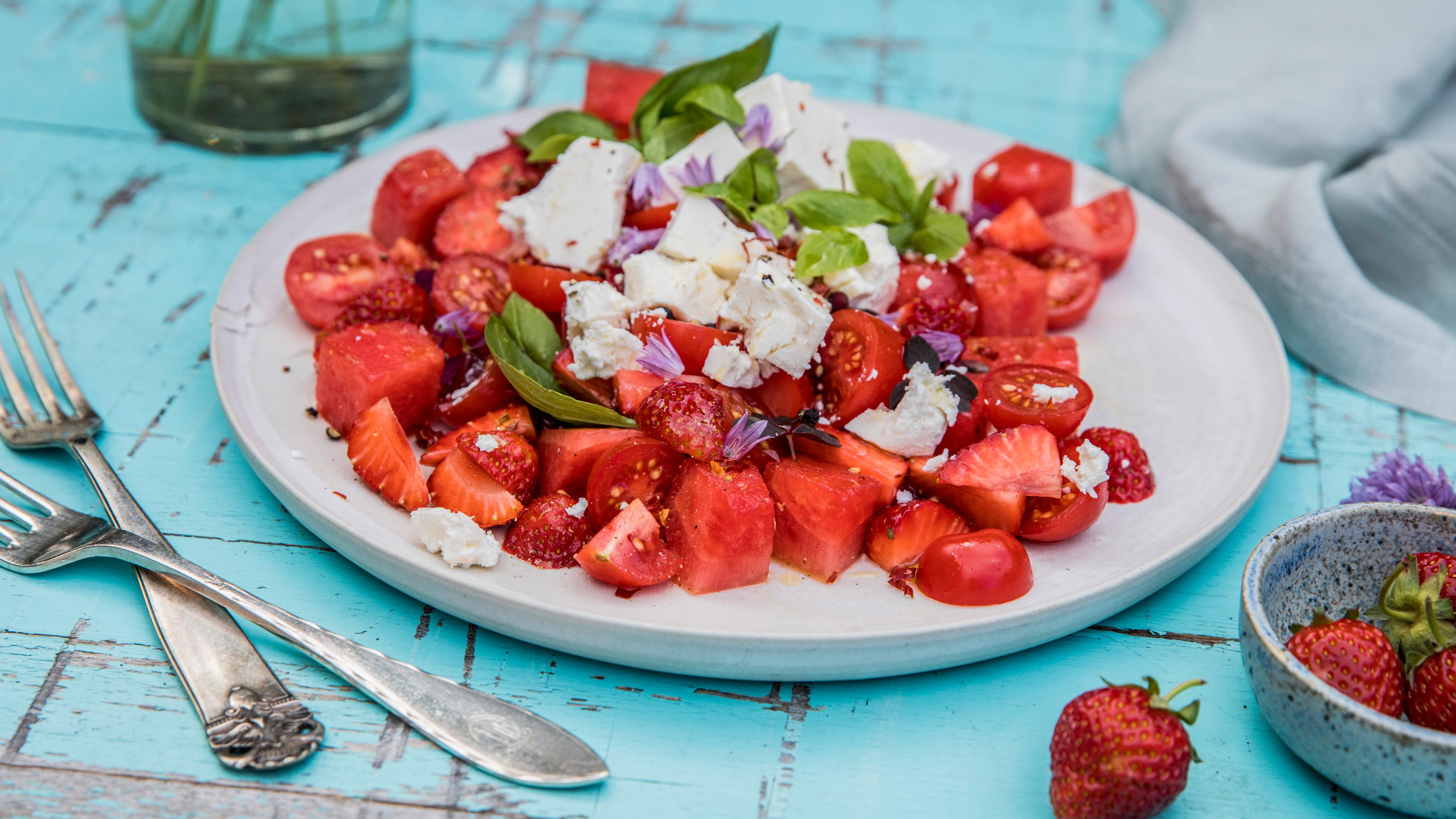Vannmelon-, tomat- og jordbærsalat med fetaost og basilikum