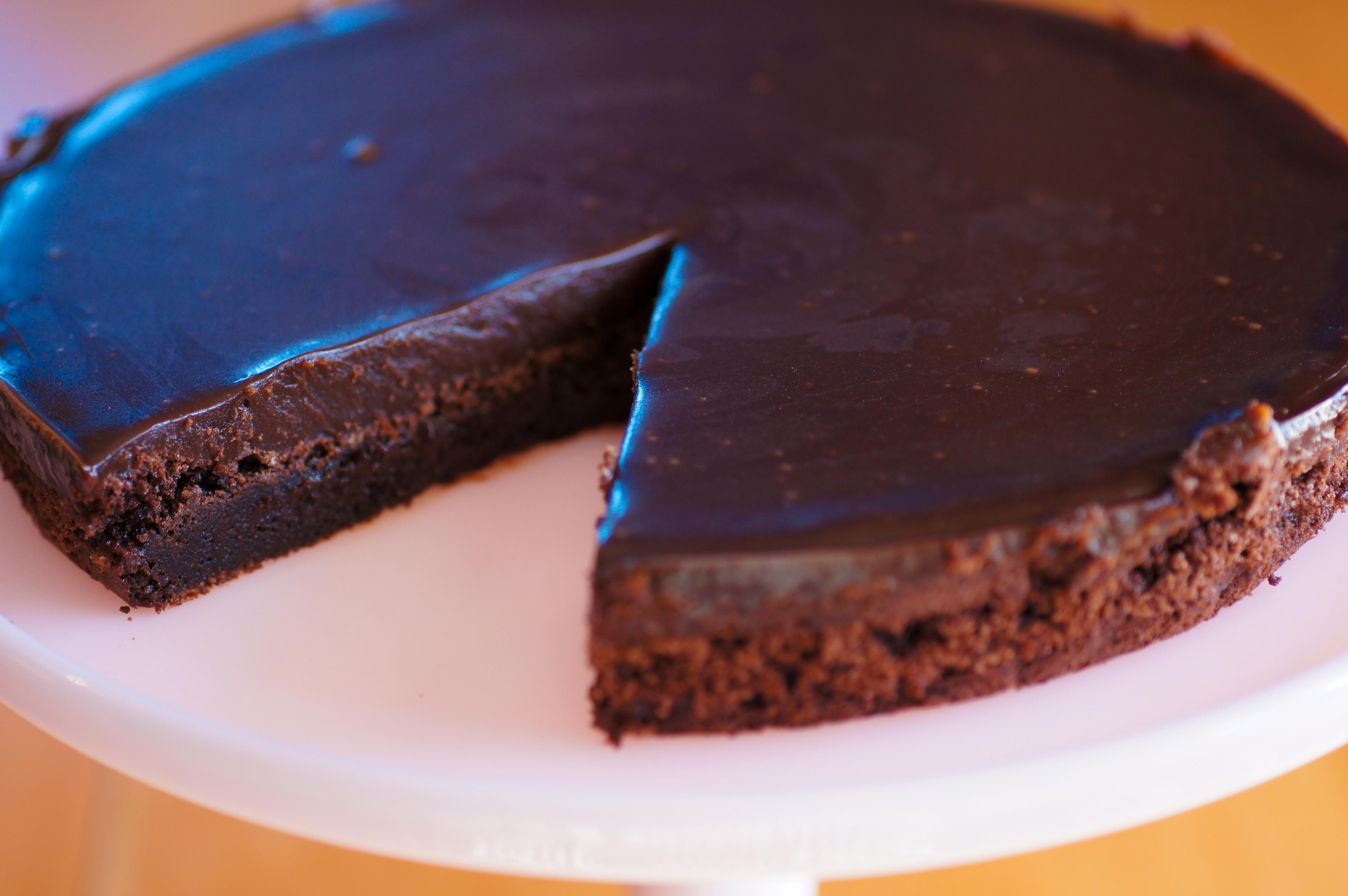 Løsne kaken fra formen med en kniv. Fjern kakeringen og dra bakepapiret av kaken fra undersiden. Sett den på et passende fat.
