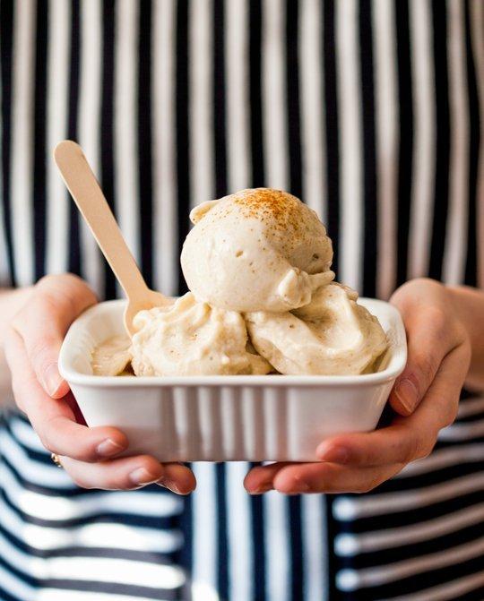 Du kan nå spise iskremen med en gang, men isen vil raskt tine. Alternativt kan du legge den i en lufttett beholder i fryseren som vanlig iskrem.