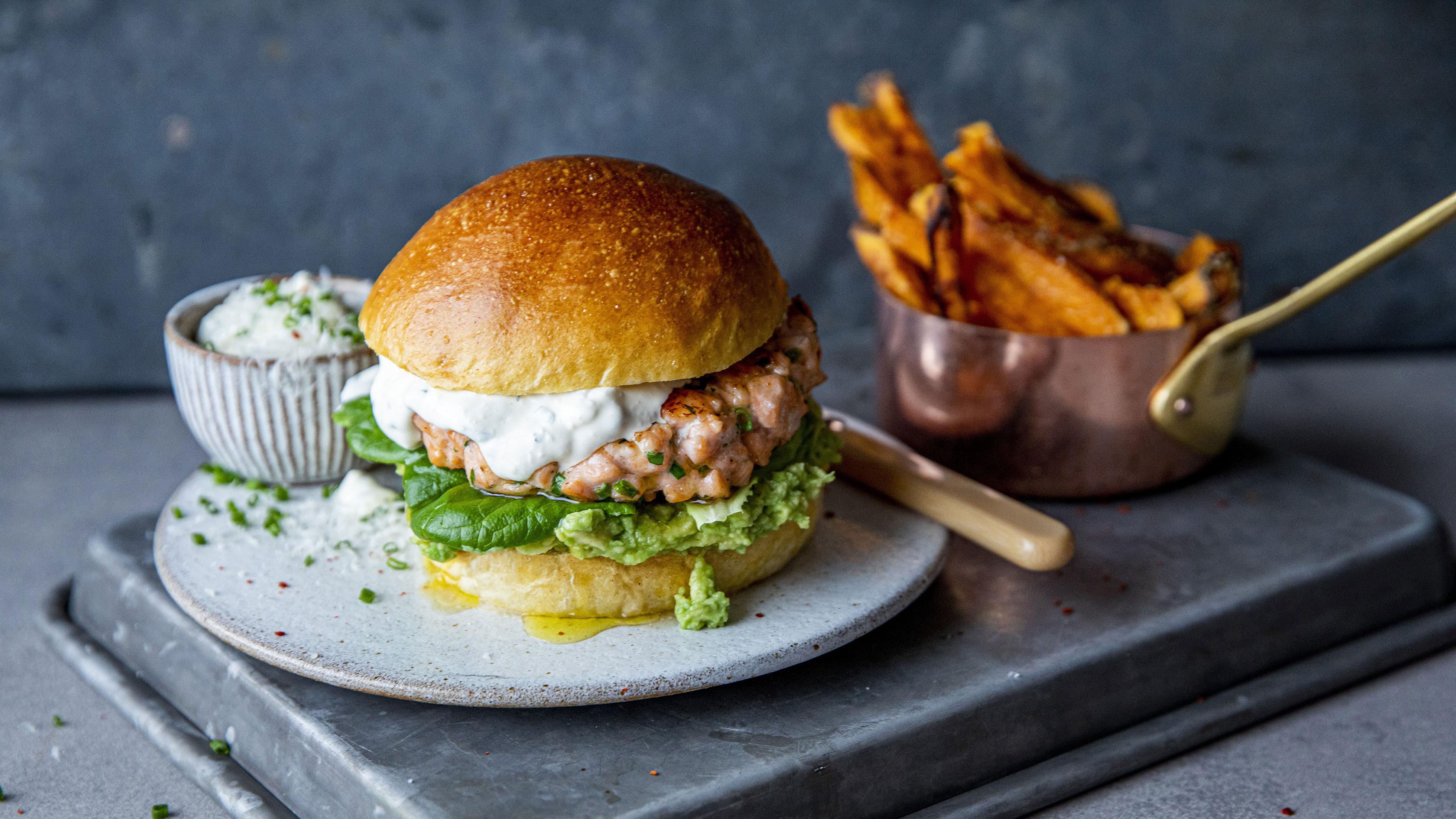 Lakseburger med parmesankrem og søtpotetfries