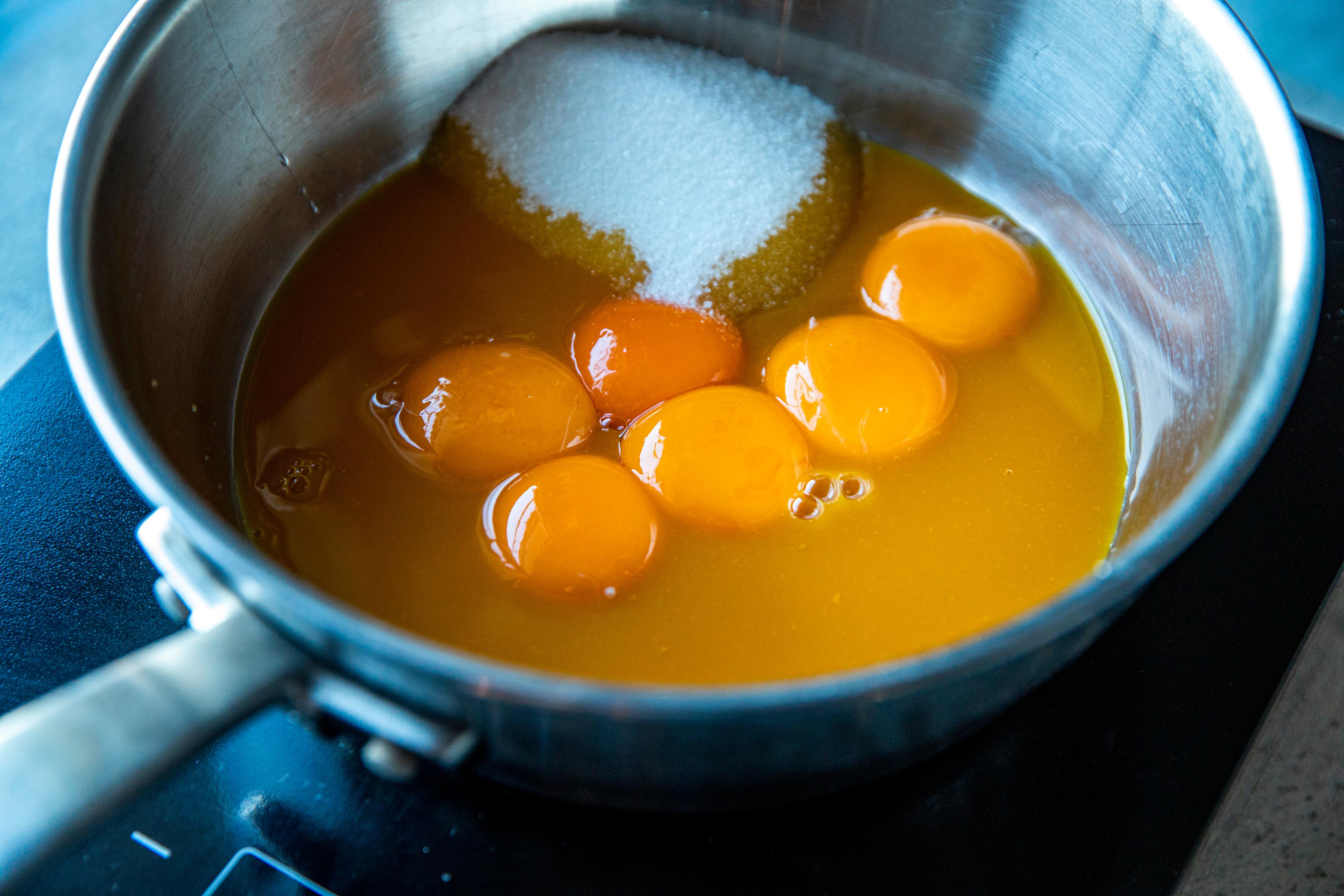 Bløtlegg gelatinplatene til pasjonsfruktkremen i kaldt vann. Visp pasjonsfruktsaft, eggeplommer og sukker sammen i en kasserolle. Kok blandingen forsiktig opp under konstant omrøring. Skru av varmen når det begynner å boble.