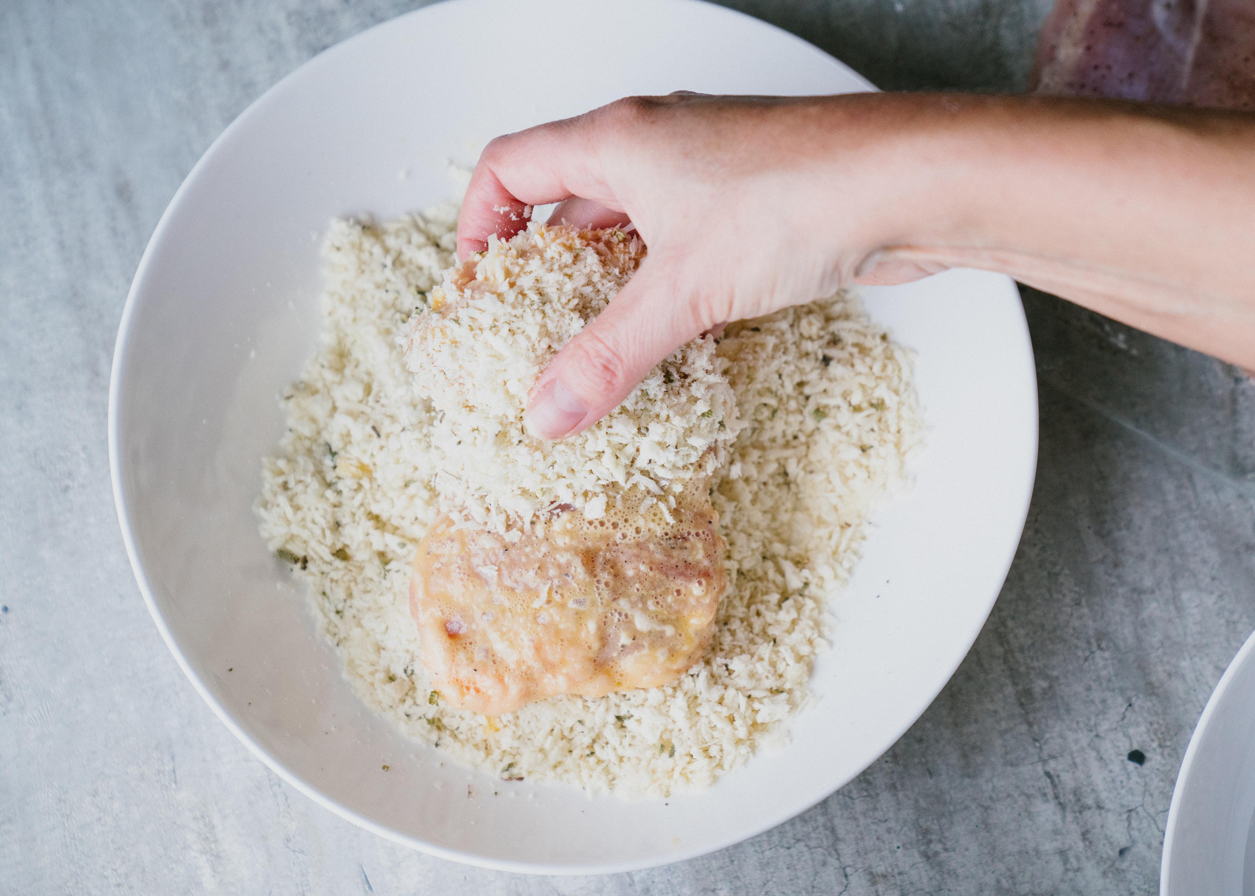 Stek de panerte kyllinglårene i en blanding av olje og smør over middels høy varme. Stek til skivene er gylne og sprø på begge sider.