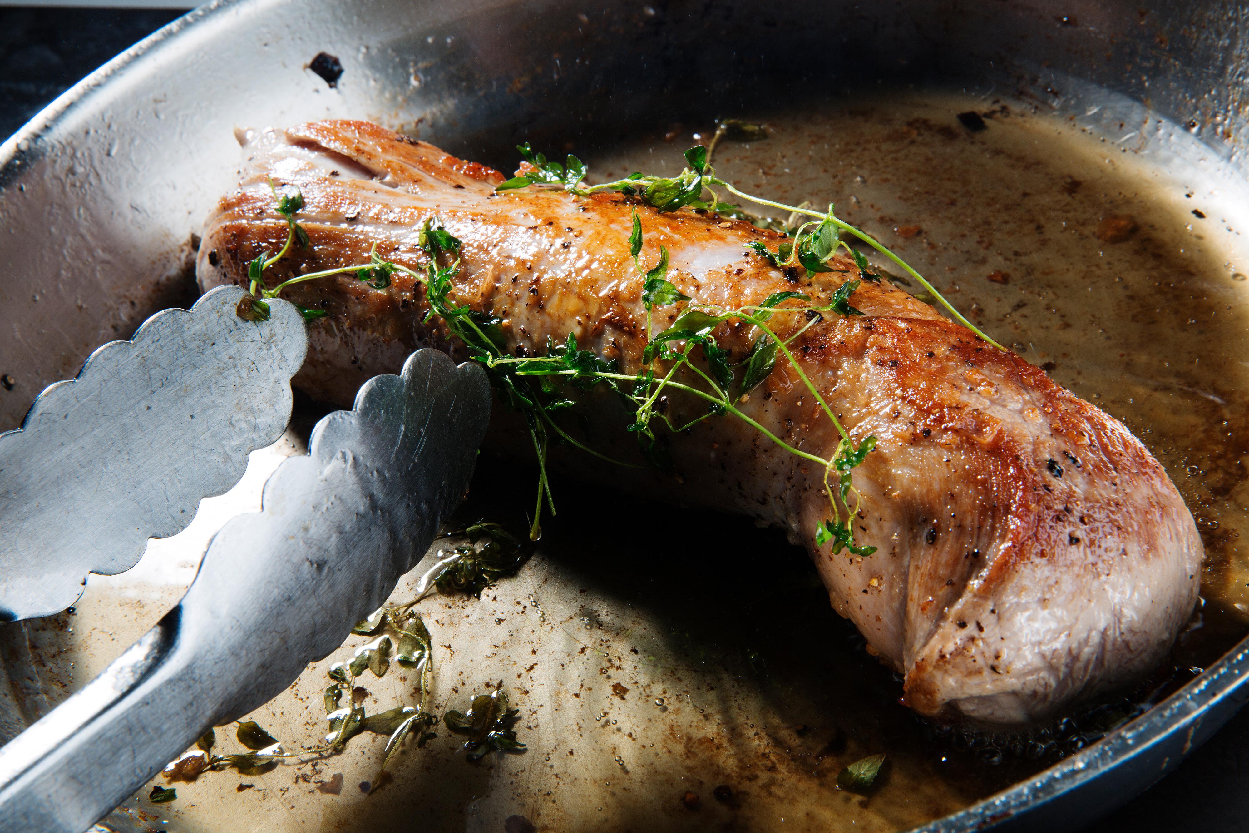 Salt og pepre svinefileten før den brunes godt på alle sider i pannen. Ha gjerne i noen timiankvaster.