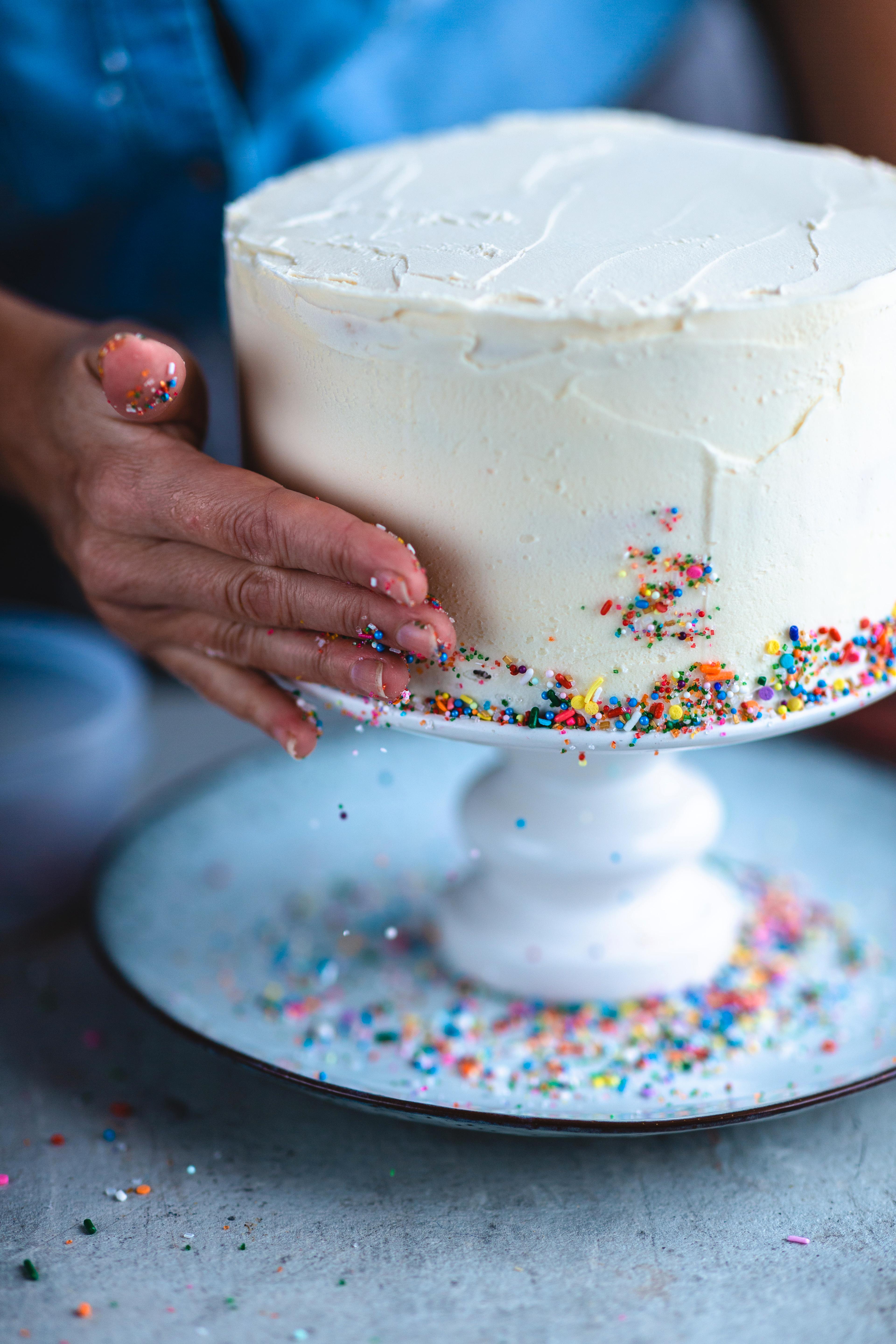 Bruk et passende fat og bygg kaken opp med litt krem mellom lagene. Prøv hele tiden å få kaken mest mulig jevn og rett. 