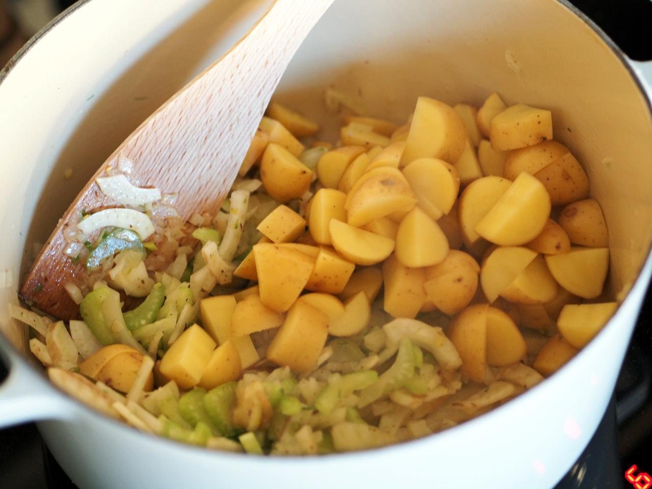 Del potetene i passelige biter og ha over i gryta. Hell på kyllingkraft og vann og la det koke opp. Skru så ned temperaturen og la gryta stå og småputre i 20-30 minutter.