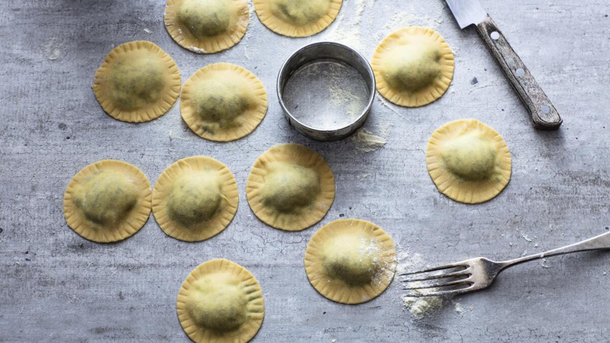 Skjær eller trykk ut ravioli med en passende utstikker eller et glass.  Oppbevar de ferdige ravioliene på et melet brett eller kjøkkenhåndkle frem til koking. 