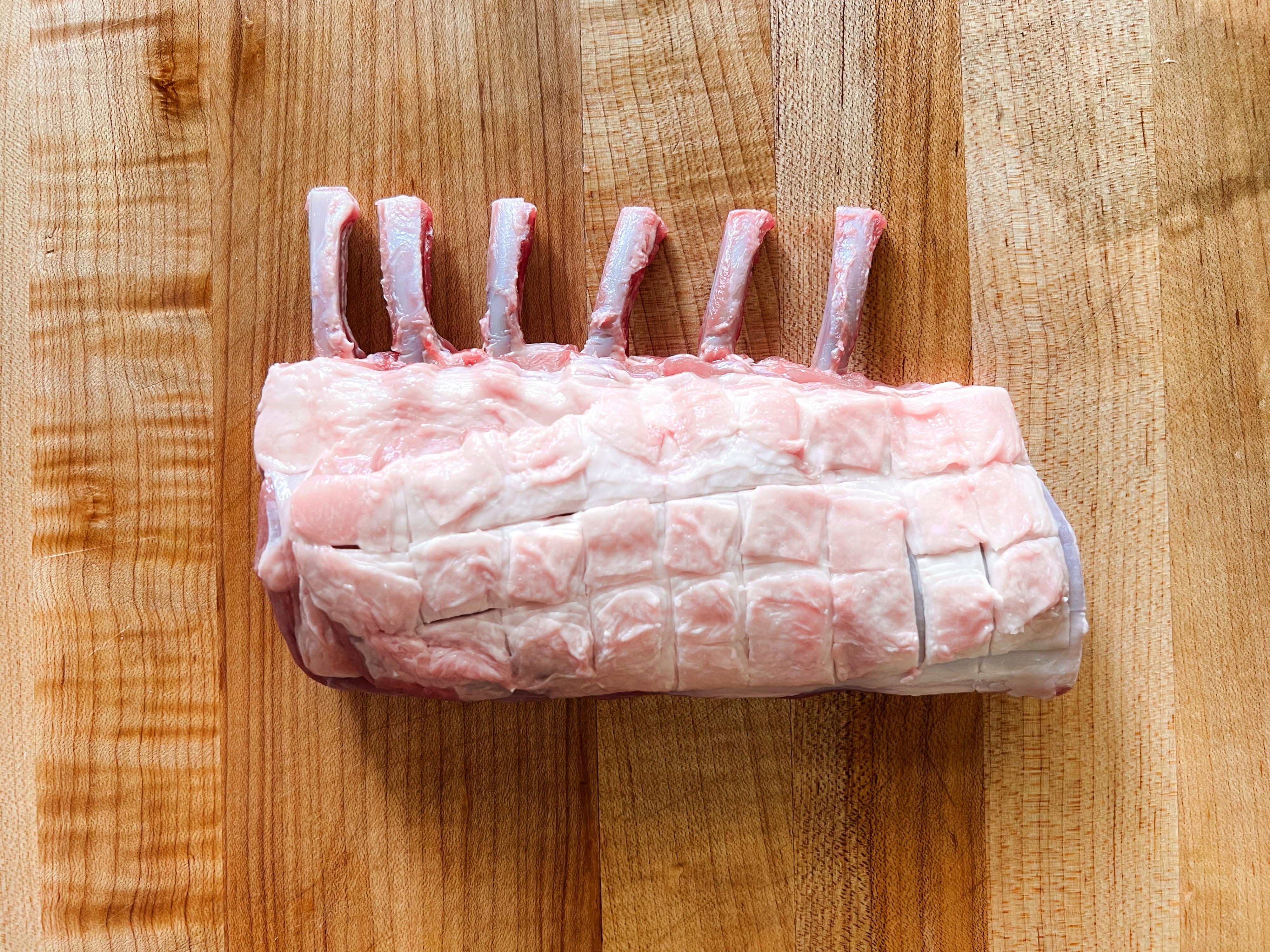 Snitt fettsiden på lammecarréen. Bruk en skarp kniv og pass på at du ikke skjærer helt ned i kjøttet. Krydre kjøttet med salt og pepper. 