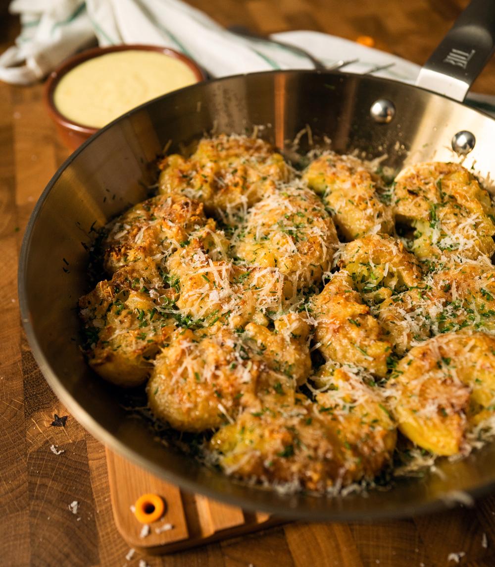 Ta ut potetene. Dryss over finhakket gressløk, mer parmesan og gjerne litt flaksalt. Server med aioli – gjerne hjemmelaget!           