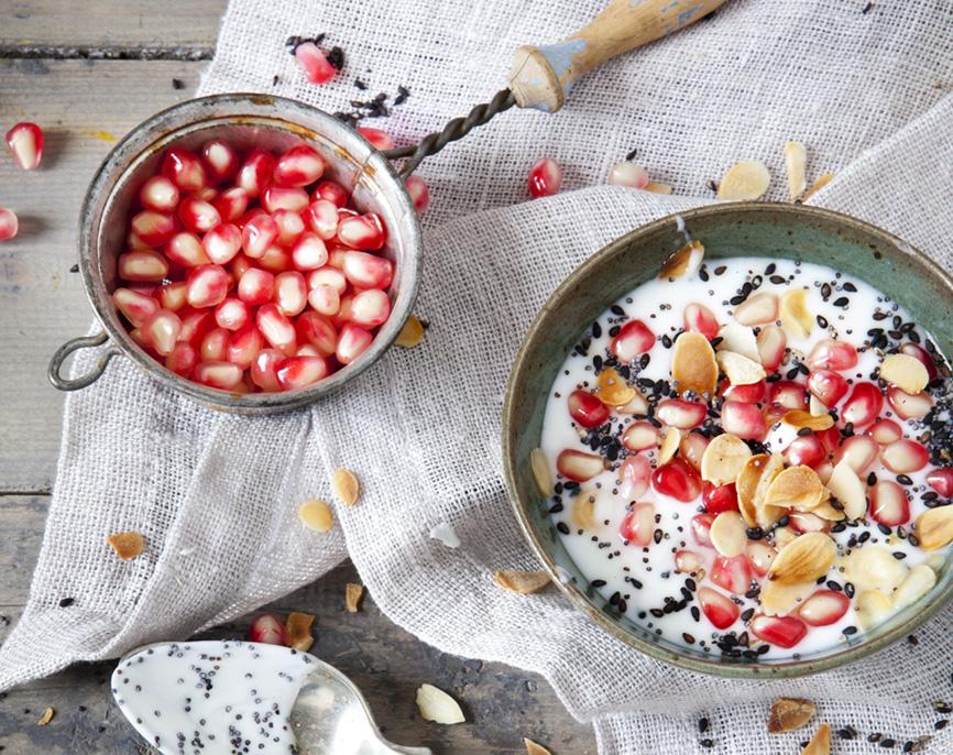 Yoghurt med frø og granateple