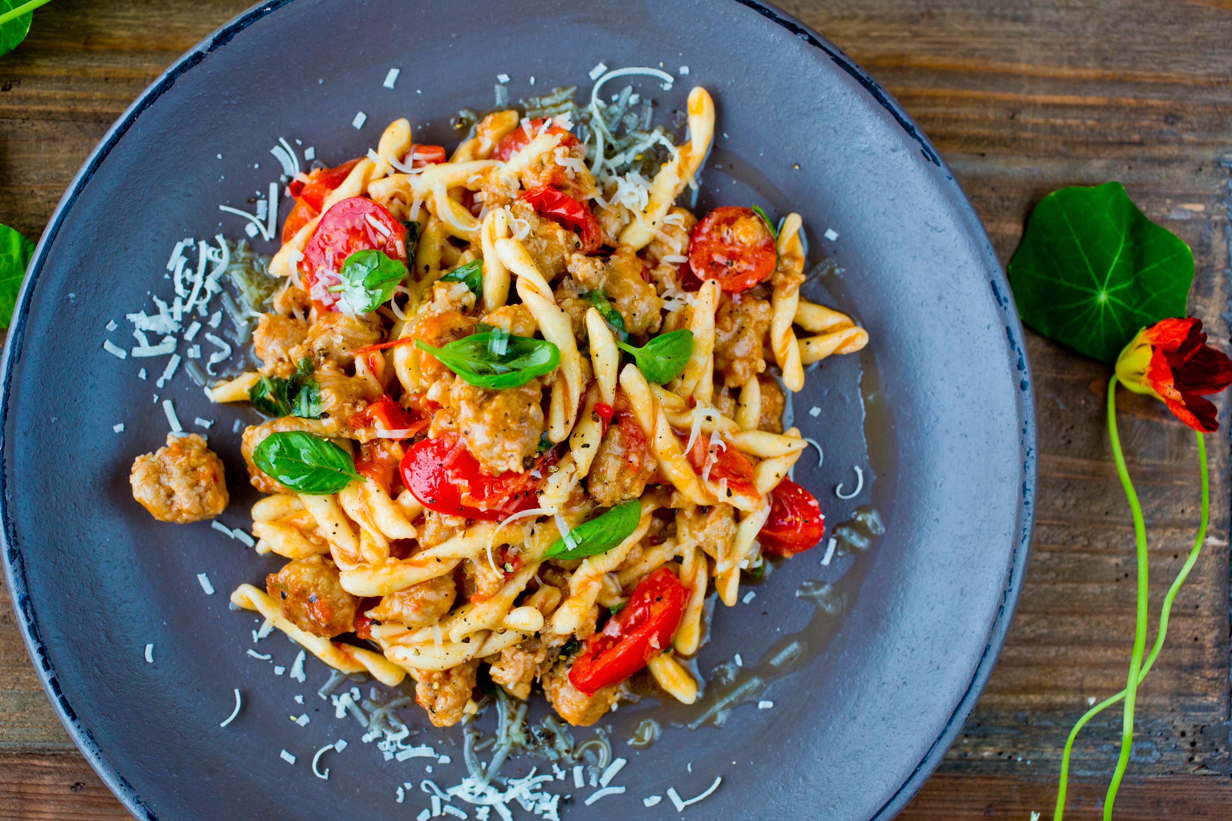Pasta treccine med krydret italiensk pølse