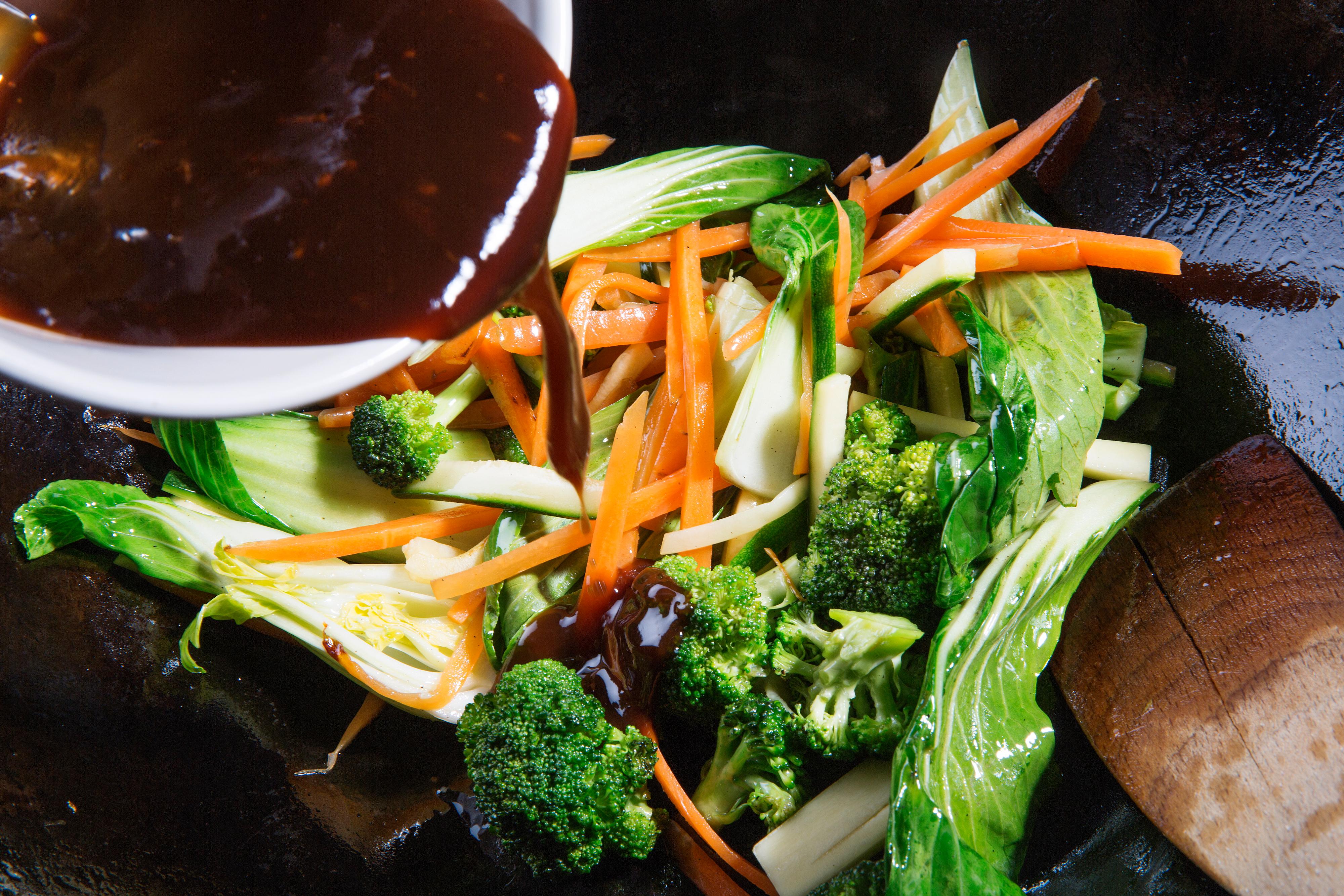Varm olje i wokpanne. Start med gulrøttene og chili, før squash og broccoli tilsettes. Wok grønnsakene lett før grovkuttet pak choy-salat has i. Ta pannen fra varmen og rør inn teryiakisausen.