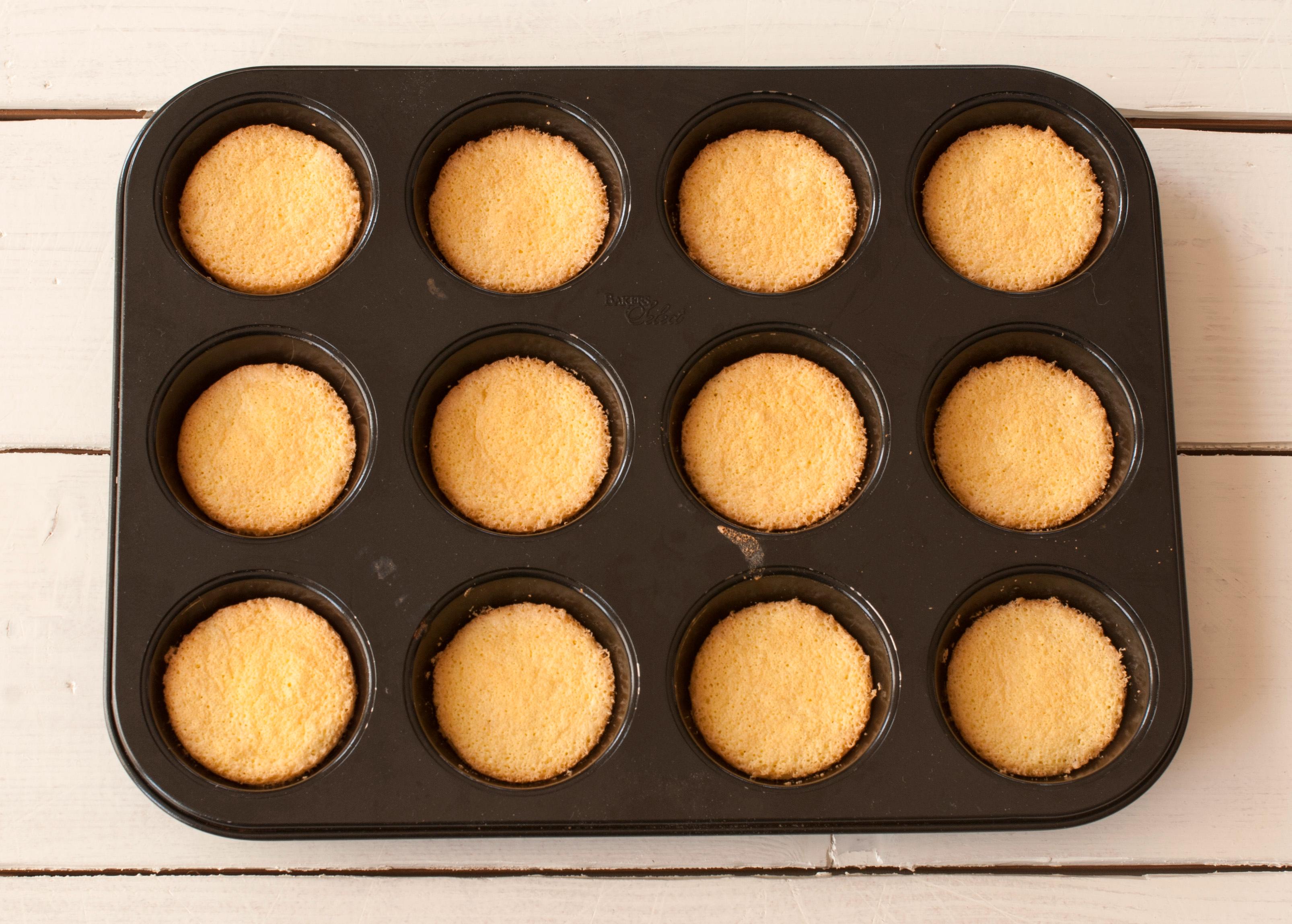 Forvarm ovnen til 200 grader. Smør en 12-hulls muffinsform godt med formfett eller smør. 