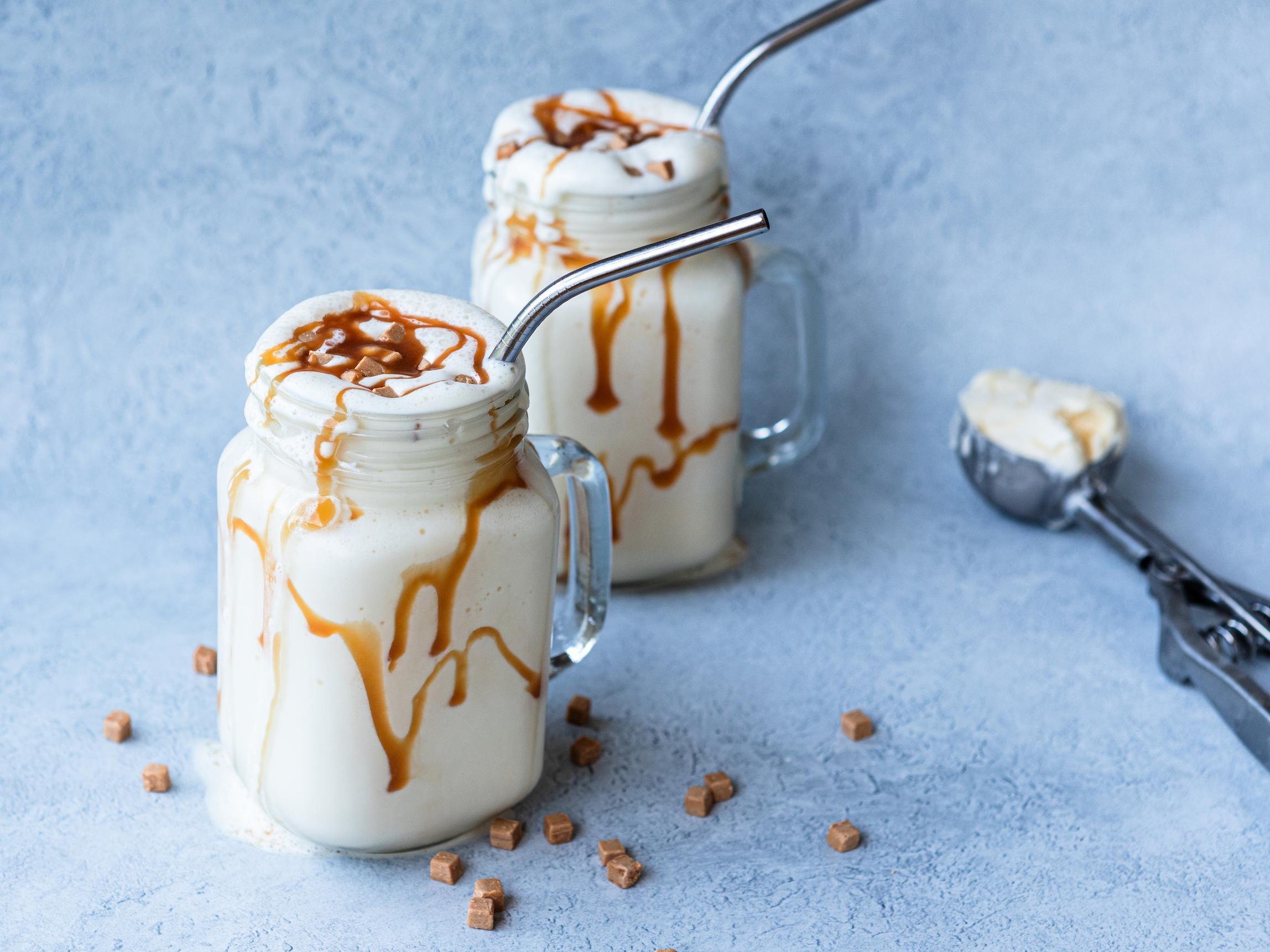 Milkshake med kaffe og karamellsaus