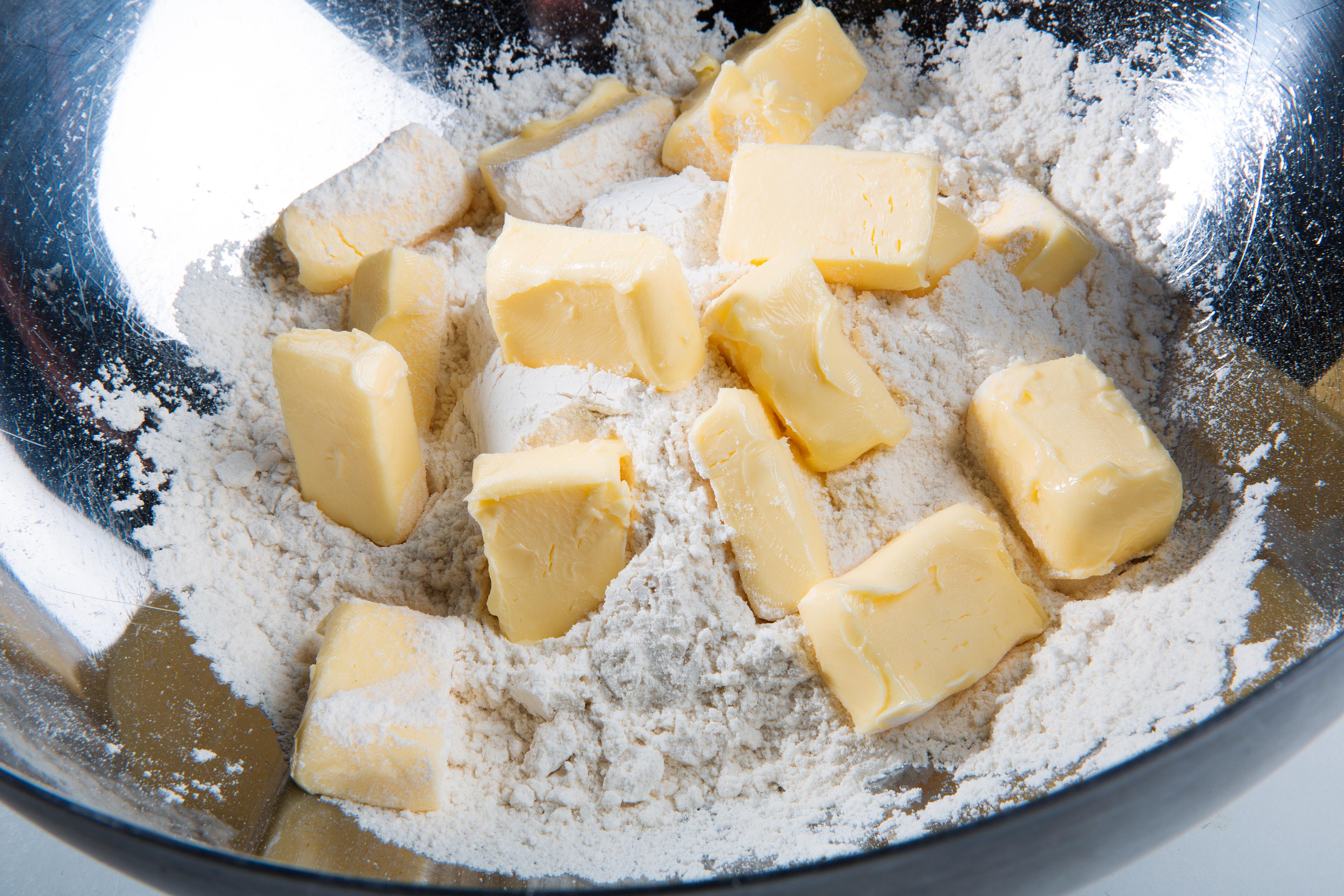 Bland sammen mel og romtemperert smør, tilsett vann og kna raskt sammen til en smidig deig.
