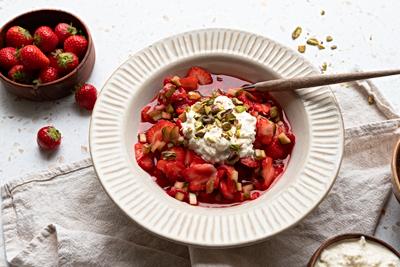 Kald rabarbrasalat med jordbær og hjemmelaget stracciatella