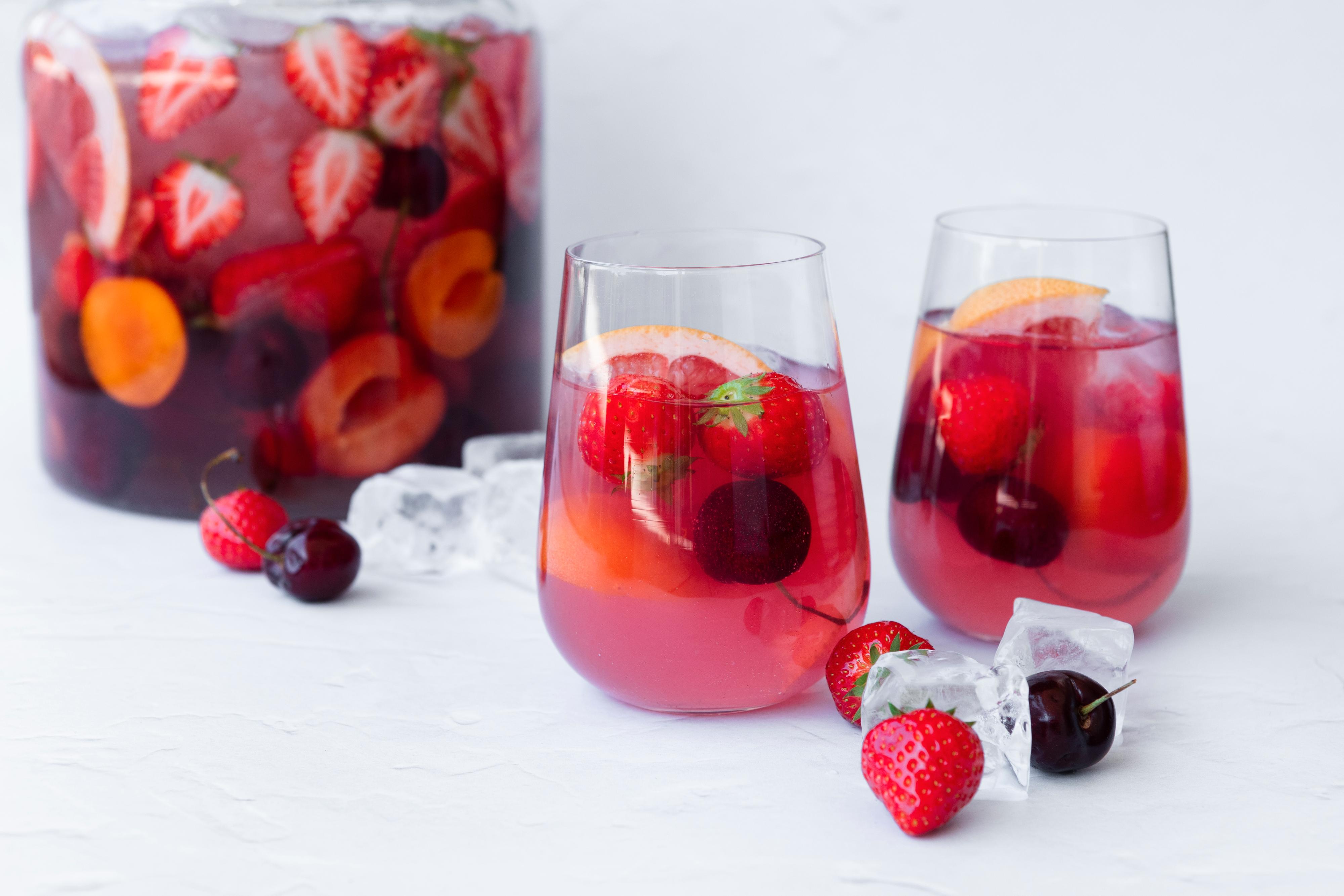 Rosé-sangria med jordbær, aprikos og moreller i gjennomsiktige glass