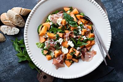 Cantaloupesalat med serranoskinke, feta og urter